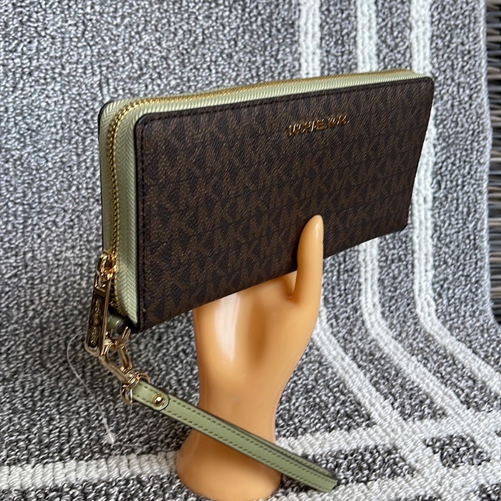 Michael Kors Jet Set Travel Large Travel CONTINENTAL 
Light Sage - Picture 2 of 16